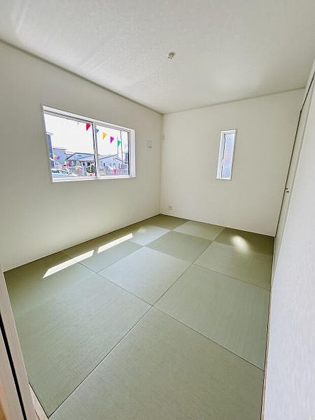 明るい日差しが入る和室です。畳のグリーンが清潔感を演出しています。窓からの眺めも開放的ですっきりとした空間です。角の窓も特徴的で換気もしやすいです。