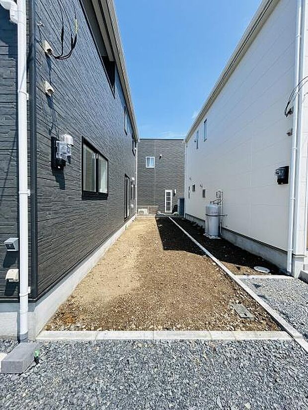シンプルな庭の空間が広がっています。建物に囲まれた落ち着いた雰囲気が特徴です。日当たりも良好で活用の幅が広がる形状です。余計な装飾がなく用途を問わず使いやすい印象です。