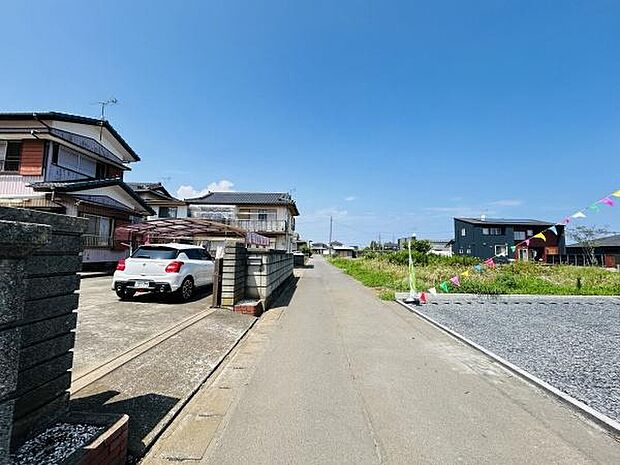 前面道路が広がる開放感のある現地写真です。車の出入りもスムーズに行える環境です。周囲は整った街並みが広がり日当たりの良さも印象的です。視界が抜けているため気持ちの良い雰囲気を感じられます。