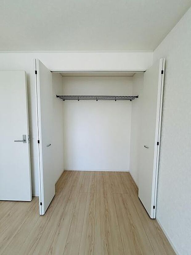すっきりとしたデザインの収納スペースです。開口部が広く荷物の出し入れがしやすいです。シンプルな内装で整理整頓がしやすい印象です。ハンガーパイプ付きで衣類もしっかり収納できます。