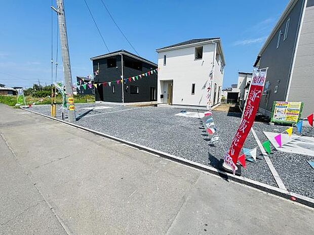 広々とした駐車場が確保されています。敷地内に駐車スペースがあり車の出し入れもスムーズにできます。道路との段差が少なく利用しやすい設計です。周囲も見通しが良く安心して駐車しやすい環境です。