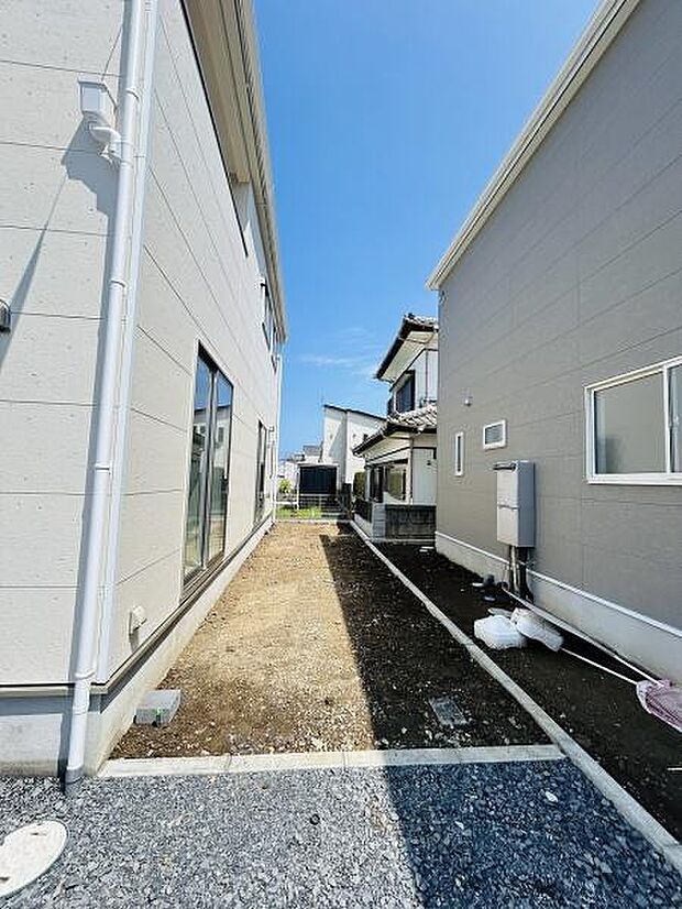 庭のスペースがしっかりと確保されておりシンプルで手入れがしやすい造りです。両側が建物に囲まれているためプライバシーにも配慮されています。日当たりも良好で様々な用途に対応できるスペースです。