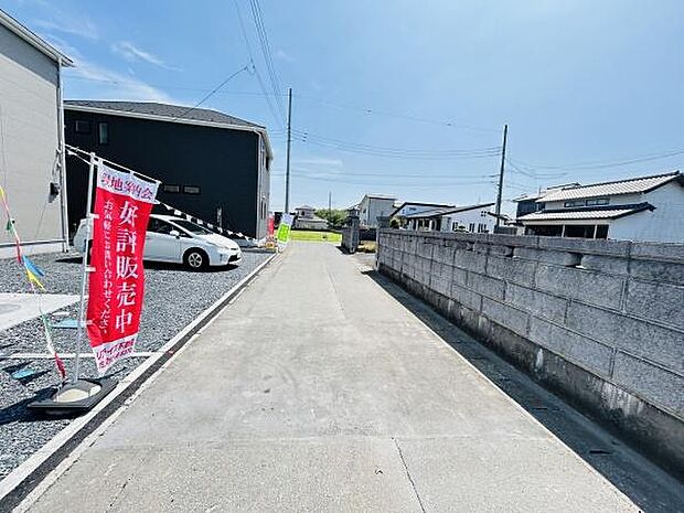 前面道路はフラットで建物周辺へのアクセスがしやすい環境です。道路幅もしっかり確保されており駐車や車の出入りがスムーズにできます。現地写真から街並みや周辺の様子をしっかり確認いただけます。