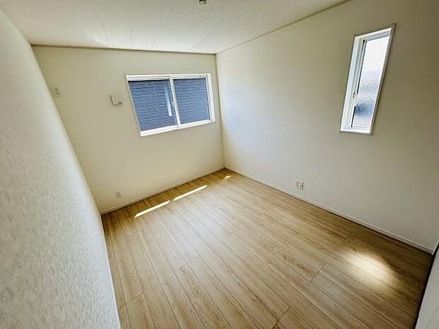 明るい光が差し込む窓が設けられた子供部屋です。床はナチュラルな色合いのフローリングが使用されています。壁や天井はシンプルなホワイトで清潔感があります。使いやすい形状でレイアウトがしやすい印象です。