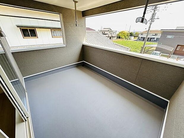 広々としたスペースが確保されたバルコニーです。高めの壁で外からの目線を感じにくい設計となっています。屋根付きのため天候に左右されにくく便利です。窓からの自然光も取り込めます。