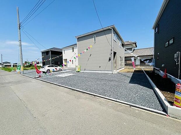 広々とした駐車スペースが確保されており車の出し入れもスムーズに行えます。敷地内に複数台駐車できる点が魅力です。道路と敷地の段差も少なくアクセスしやすい造りです。