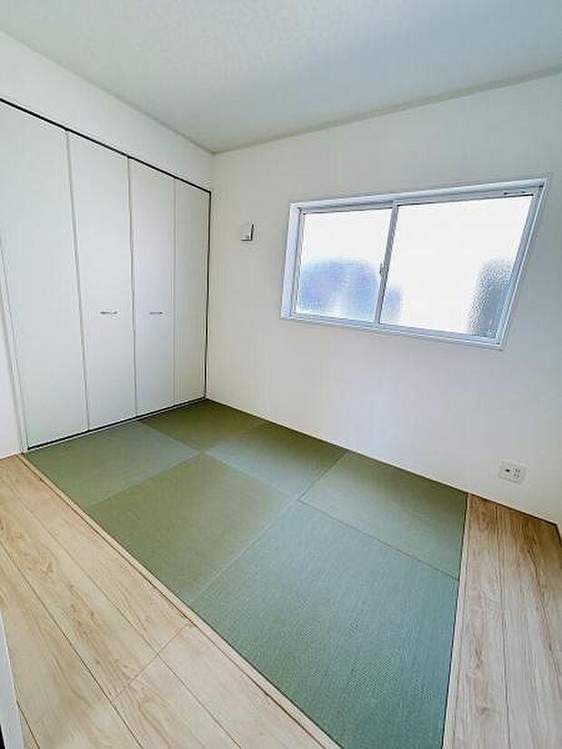 シンプルで清潔感のある和室です。明るい日差しが差し込む窓があり落ち着いた雰囲気が魅力です。収納も備わっており荷物もすっきり片付きます。畳の感触が心地よく快適にご利用いただけます。