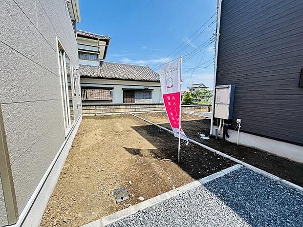 日当たりの良い庭スペースで開放感のある屋外エリアです。土の部分が広く用途に合わせた使い方ができます。外からの視線も気になりにくい配置となっています。住まいの一部として活用しやすい庭です。