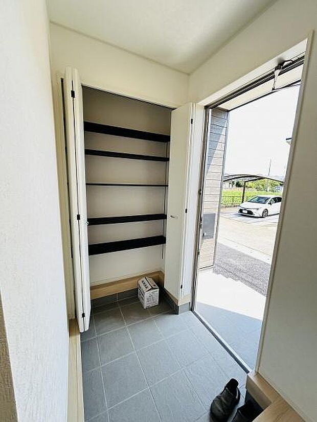 玄関には収納スペースがしっかりと設けられており整理整頓がしやすい仕様です。明るい光が差し込む空間で靴や小物の収納にも便利です。玄関周辺の床にはお手入れしやすい素材が使われています。