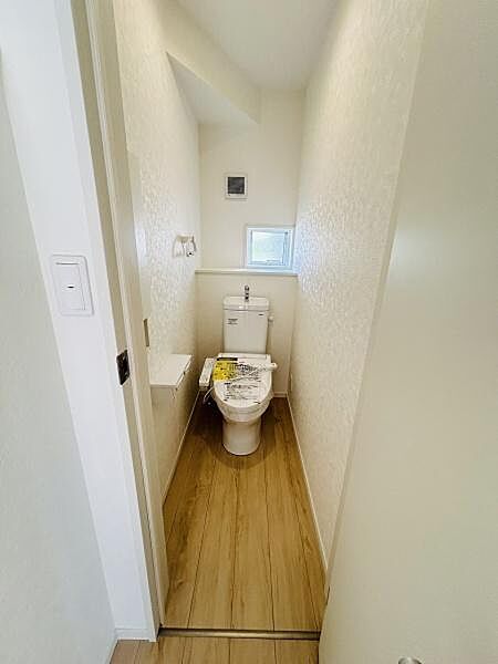 明るい雰囲気のトイレです。奥行きのある空間で清潔感のある内装が特徴です。小窓付きで通気性にも配慮されています。使いやすいレイアウトが印象的です。
