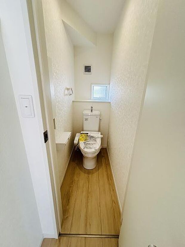 明るい雰囲気のトイレです。奥行きのある空間で清潔感のある内装が特徴です。小窓付きで通気性にも配慮されています。使いやすいレイアウトが印象的です。