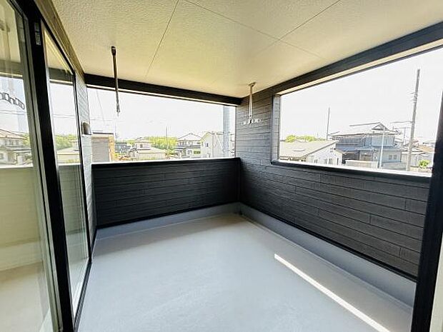 広々とした空間が確保されたバルコニーです。屋根付きのため天候に左右されず利用できます。開放感のある設計で外の景色も楽しめます。両側に大きな窓があり風通しが良好です。