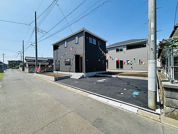 駐車場スペースがしっかりと確保されています。前面道路も広く車の出し入れがしやすい配置です。舗装済みのためお手入れも簡単に行えます。住宅前に位置していて利便性が高い駐車場です。