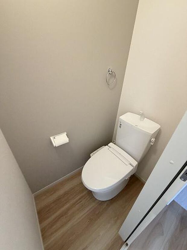 シンプルで使いやすいトイレ空間です。壁や床の落ち着いたカラーが清潔感を演出します。手洗い付きで普段使いにも便利です。すっきりとした印象が魅力的なトイレです。