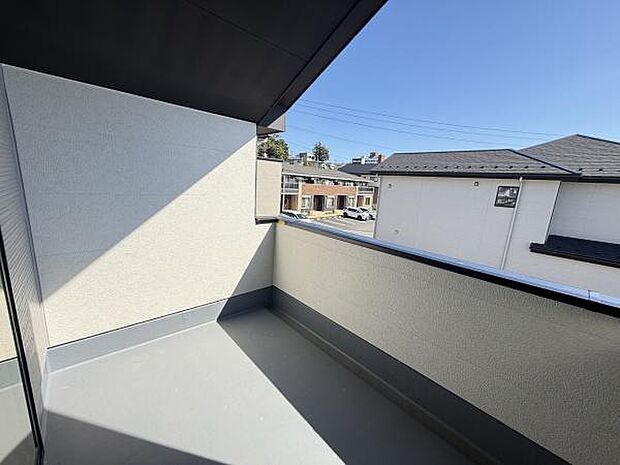 開放感のあるバルコニーは戸建てならではのゆとりを実感できます。晴れた日には気持ちよく過ごせます。外壁や手すりも清潔感がありしっかりとした造りです。隣家との程よい距離感もポイントです。