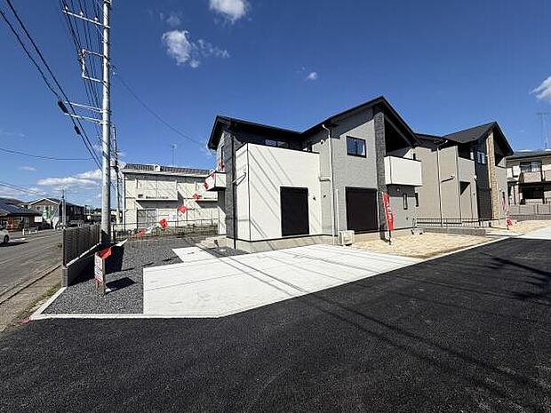 広々とした駐車場があり複数台の車もスムーズに駐車できます。コンクリート舗装でお手入れもしやすいです。住宅前に位置しており車の出し入れも便利です。来客時にも安心してご利用いただけます。