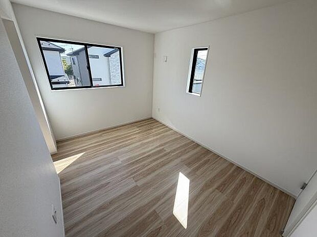 洋室は明るい光が広がる空間です。二面採光で室内がすっきりとしています。シンプルな内装で家具の配置も考えやすいです。ナチュラルなフローリングが印象的です。