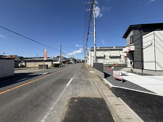 前面道路は見通しがよくゆったりとした幅が確保されています。周辺には住宅が整然と並び落ち着いた街並みが広がっています。敷地の出入りもスムーズで日差しが十分に感じられる環境です。