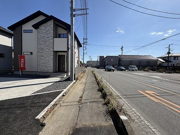 前面道路は広々としており車の出入りもしやすい環境です。周辺には建物が点在し落ち着いた雰囲気が感じられます。日当たりも良好で明るさが魅力です。舗装された歩道も整備されています。