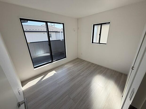 二面採光で室内が明るくシンプルな内装がすっきりとした印象を与えます。床材は落ち着いた色合いで様々なインテリアに調和しやすい洋室です。バルコニーへのアクセスもスムーズで快適な空間が広がります。