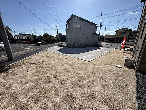 広々とした敷地が確保されており使い勝手の良い庭スペースです。陽当たりも良好で開放感があります。シンプルな砂地でお手入れがしやすい印象です。道路からのアクセスも便利です。