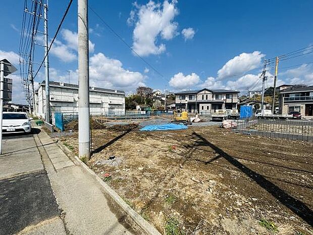 広々とした敷地が魅力的です。整地が進んでおり建築計画がしやすい状態です。周辺には住宅や商業施設があり生活利便性も期待できます。快適な生活の拠点に適しています。
