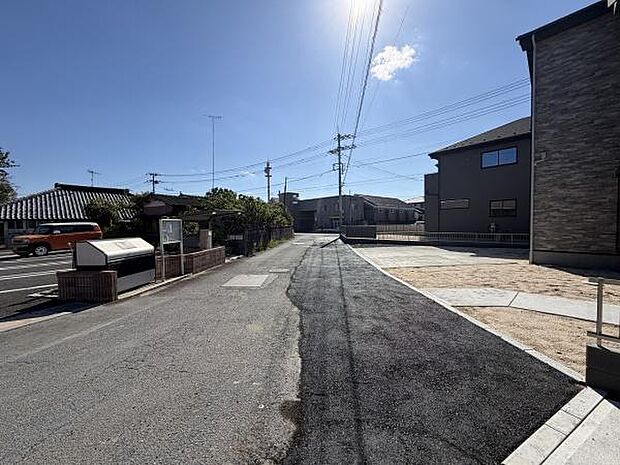 前面道路がしっかりと舗装されており車の出入りもスムーズに行えます。周囲の住宅街も整然としていて落ち着いた雰囲気が特徴です。現地の周辺環境もすっきりとしておりご検討の際に参考にしやすい現地写真です。