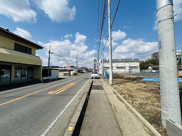 前面道路は幅員が広く車の出入りがしやすい環境です。歩道も整備されており安全に通行できます。周辺は開放感があり建物との距離もしっかり確保されています。天候の良い日は青空が広がり気持ちよく移動できます。