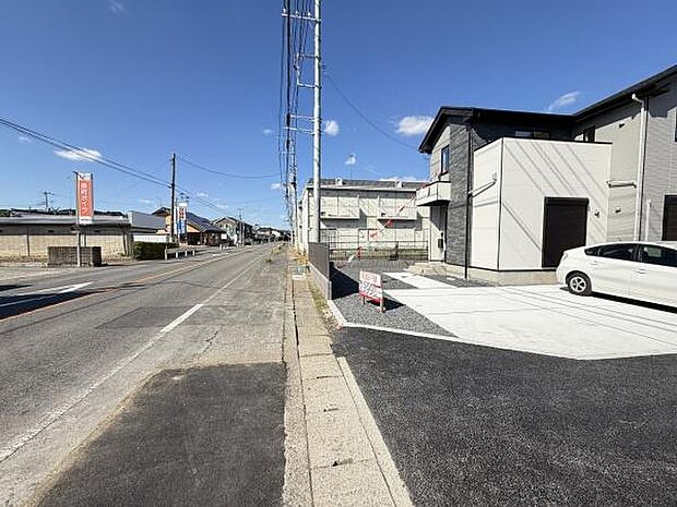 前面道路が広々としており車の出入りがしやすい環境です。周辺には建物が整然と並び街並みが整っています。道路沿いの歩道も確保されていますので歩行者にも安心です。駐車場スペースもゆとりがあります。