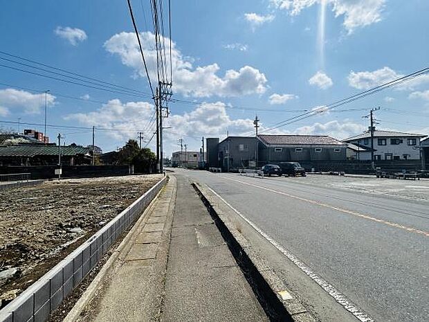 前面道路は幅員がありゆとりを感じられる環境です。歩道も整備されており通行がしやすい印象です。周辺は見通しが良く車の出入りもスムーズに行えそうです。空が広く開けていて開放感があります。