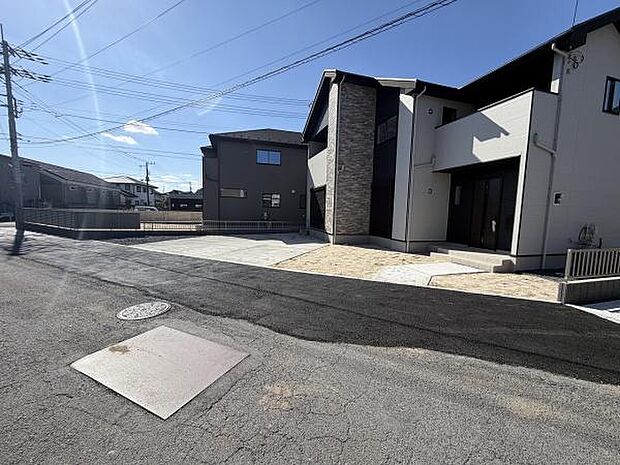 広々とした駐車スペースが確保されており使い勝手の良さが感じられます。前面道路も余裕があり車の出し入れもスムーズに行えます。住宅と駐車場が直結していてアクセスしやすい配置です。