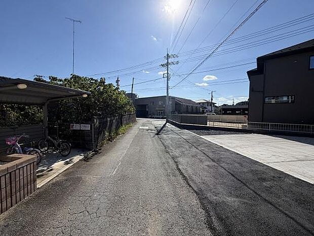 前面道路はゆとりある広さがあり車の通行もスムーズに行えます。周辺には住宅が立ち並び落ち着いた雰囲気が漂っています。舗装も整備されており日差しがしっかり差し込む明るい現地です。
