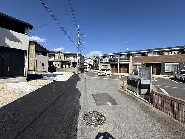 前面道路がしっかりと整備されており周囲には新しい住宅が並んでいます。日当たりが良好で開放感のある現地写真です。周辺は落ち着いた住宅街の印象を受けます。車の出入りもスムーズな道路幅となっています。