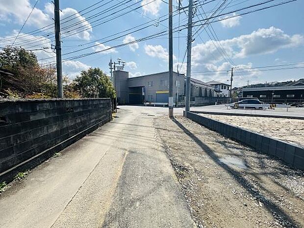 前面道路は見通しが良く移動に便利な環境です。周辺には建物や植栽も点在しており道幅も十分に確保されています。明るい雰囲気の住宅街の一角に位置しています。