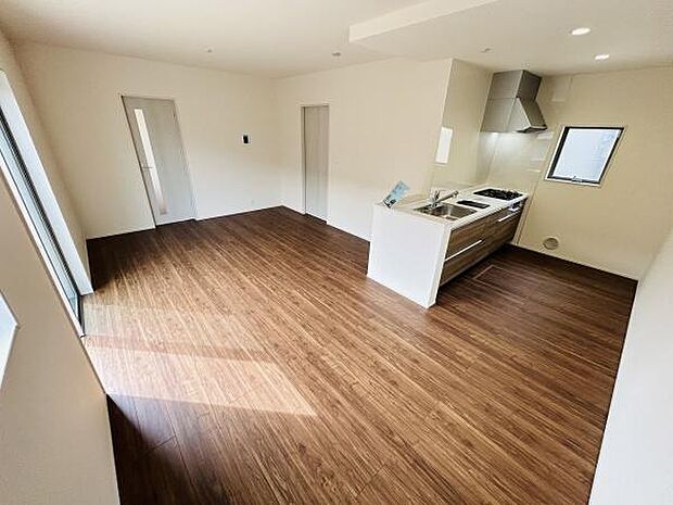 広々としたリビングが住まいに開放感を与えます。明るい日差しが差し込む設計です。木目調の床が空間全体を落ち着いた雰囲気にしています。シンプルな内装で手入れもしやすいです。