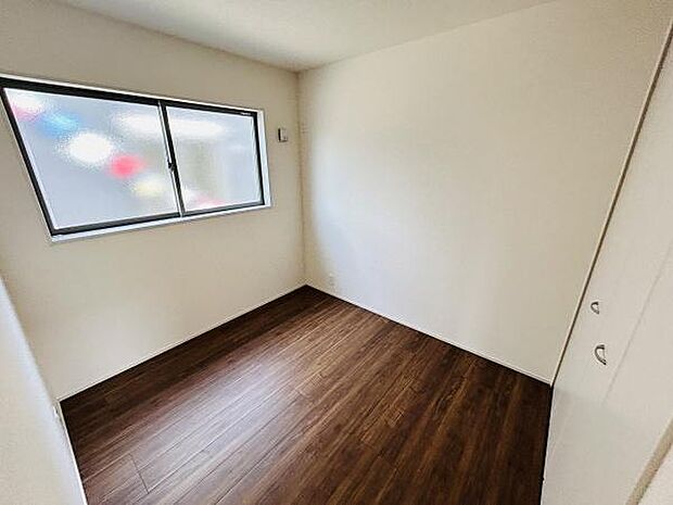 明るい採光が魅力の子供部屋です。シンプルな内装が自由なレイアウトに適しています。木目調の床が落ち着いた雰囲気を演出します。収納スペースも完備しています。二面採光で通風も良好です。