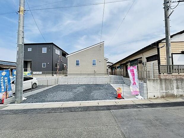 広々とした駐車場スペースで複数台の車も停めやすい配置となっています。前面道路は幅広く車の出し入れもスムーズに行えます。敷地がフラットで駐車の際にストレスを感じにくい環境です。