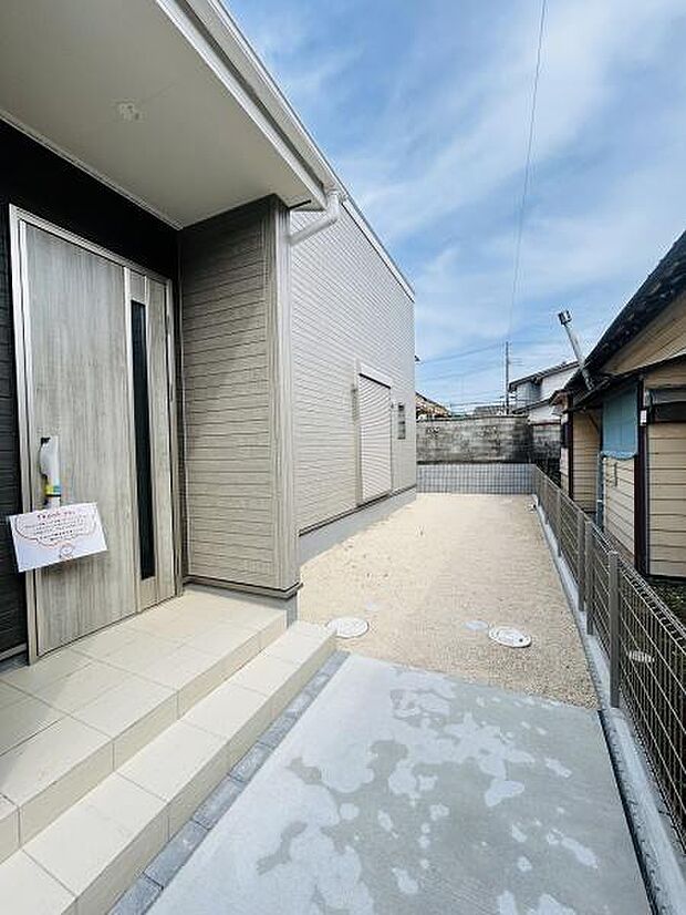 ゆとりのある庭スペースが確保されています。フェンスに囲まれており安心感があります。シンプルな外観が特徴的で様々な用途に対応しやすいです。メンテナンスがしやすい設計となっています。