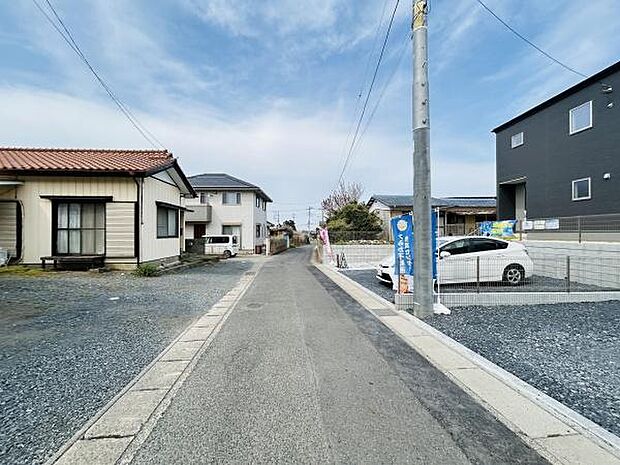 前面道路は車両の通行も可能な幅員を確保しています。両側には住宅が並び周辺の落ち着いた雰囲気が感じられます。電柱やフェンスなどインフラも整備されており実際の街並みや現地の様子がよく分かります。