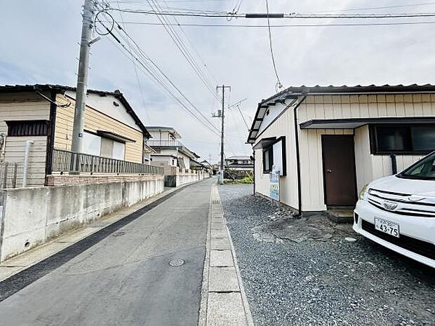 前面道路は幅がしっかり確保されており車の出入りもスムーズに行えます。周囲には落ち着いた住宅が並び静かな環境が広がっています。電柱や配線もすっきりと整えられており整然とした街並みが特徴です。