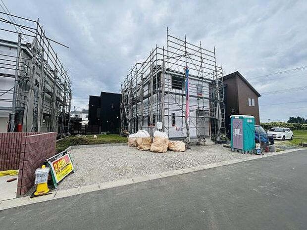 建設中の住まいは新しい街並みに調和しシンプルな外観が印象的です。前面道路は広く車の出入りもスムーズに行えます。資材や設備が整い着実に完成に近づいています。周囲は静かな環境で落ち着いた雰囲気です。