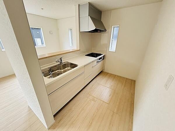 シンプルで明るいキッチンが印象的です。窓からの自然光が入りやすく空間がすっきり見えます。カウンター付きで使い勝手も意識された配置になっています。収納スペースも豊富なので整理整頓がしやすいです。