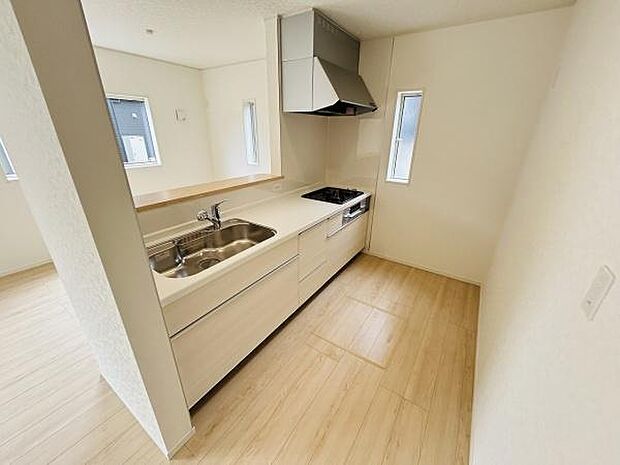 シンプルで明るいキッチンが印象的です。窓からの自然光が入りやすく空間がすっきり見えます。カウンター付きで使い勝手も意識された配置になっています。収納スペースも豊富なので整理整頓がしやすいです。