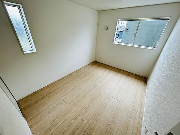二面採光で明るさを感じられる子供部屋です。シンプルな内装が特徴です。床材は落ち着いた雰囲気でお手入れもしやすい仕様です。収納やレイアウトの自由度も高い空間です。