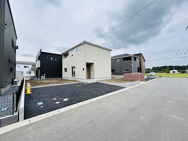 ゆとりのあるスペースが確保された駐車場です。住宅前に設置されており荷物の出し入れにも便利です。舗装された地面で車の出入りもスムーズに行えます。近隣との距離も保たれており落ち着いた環境です。