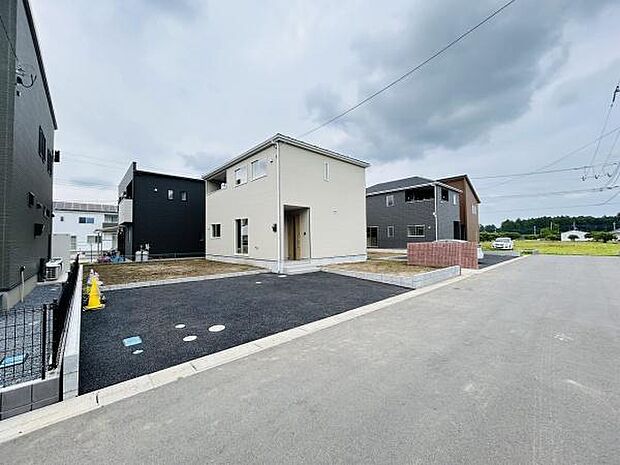 ゆとりのあるスペースが確保された駐車場です。住宅前に設置されており荷物の出し入れにも便利です。舗装された地面で車の出入りもスムーズに行えます。近隣との距離も保たれており落ち着いた環境です。