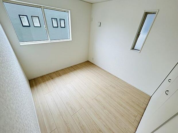 明るい光が差し込む洋室です。シンプルな内装でどんなインテリアにも合わせやすい空間です。2面採光で日中も快適にお過ごしいただけます。収納スペースもあり使い勝手のよいお部屋です。