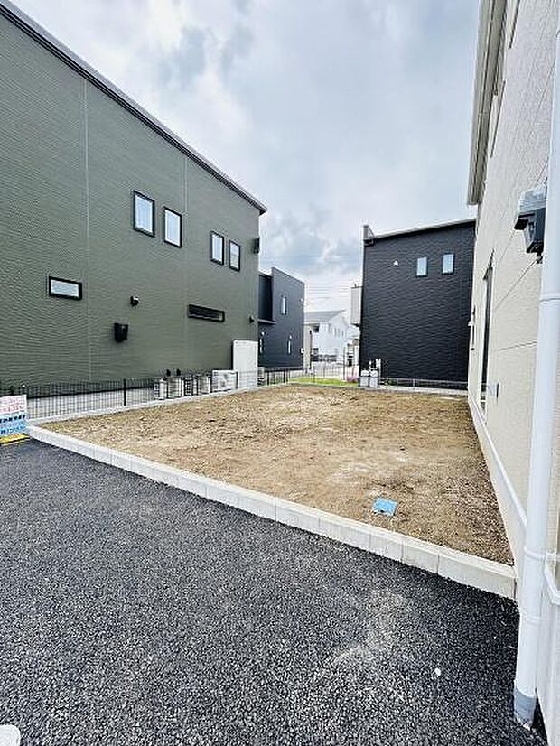 庭スペースがしっかり確保されており整った形状が特徴です。隣接した建物との距離もありプライベートな空間として活用できます。シンプルな設計で活用方法の幅が広がります。
