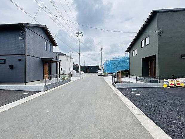現地の前面道路はゆとりがあり車の出入りもしやすい設計です。周囲には新築住宅が並び整然とした街並みが広がっています。道路の舗装も新しく住環境に配慮されたエリアです。