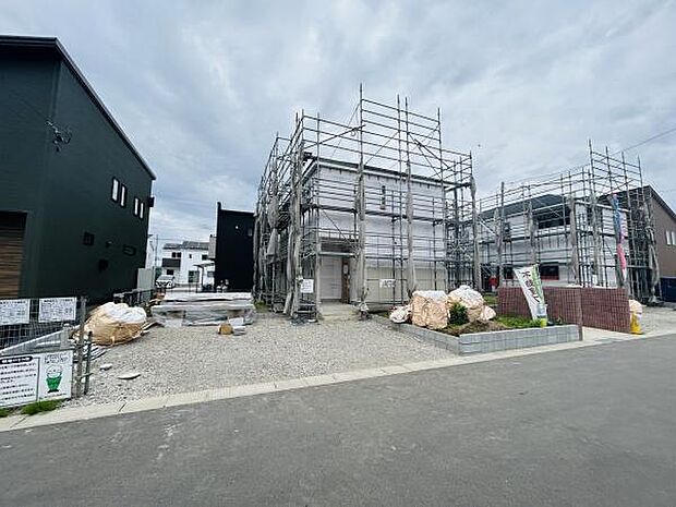 現在建築中の物件です。敷地が広く駐車スペースなど多様な使い方が可能です。整然とした街並みに位置しています。周囲は住宅が立ち並び落ち着いた雰囲気です。建物の外観はシンプルで洗練されたデザインです。